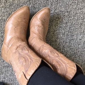 Women’s Brown cowboy or cowgirl boots size 8